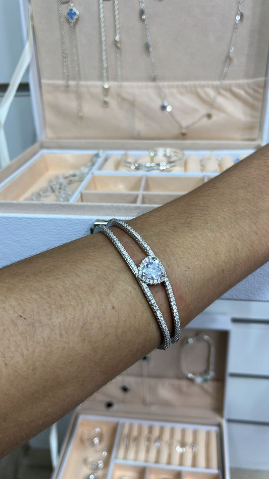 Bracelete em Pedraria,Pingente Lapidado Coração em Zircônia